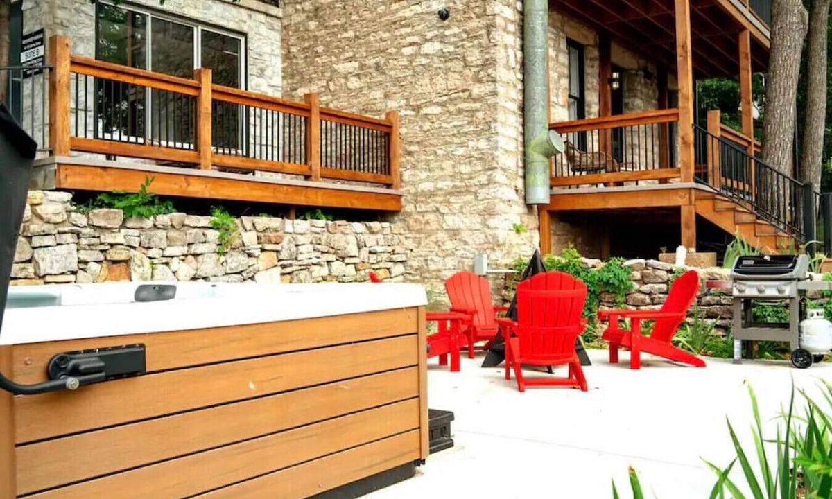 Eureka Springs Historic District Condo | Downtown+HotTub+Wifi+FreeParking @151 Spring Ste C