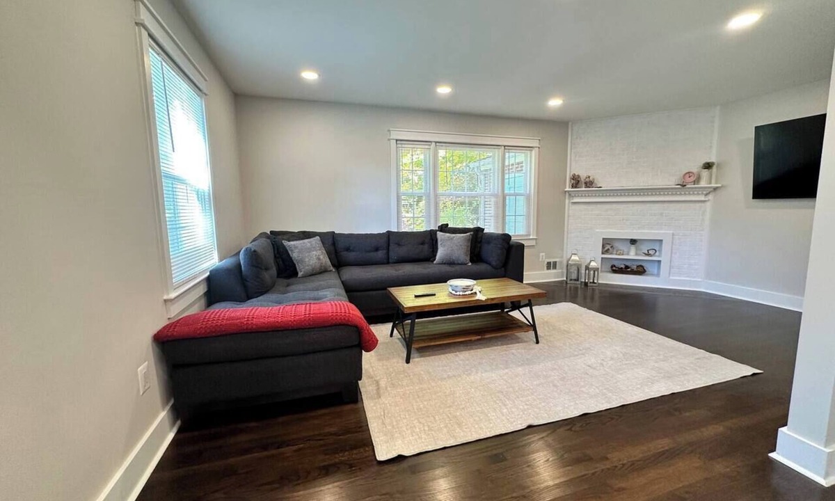 Leesburg House | Downtown Retreat with 2 Primary Suites