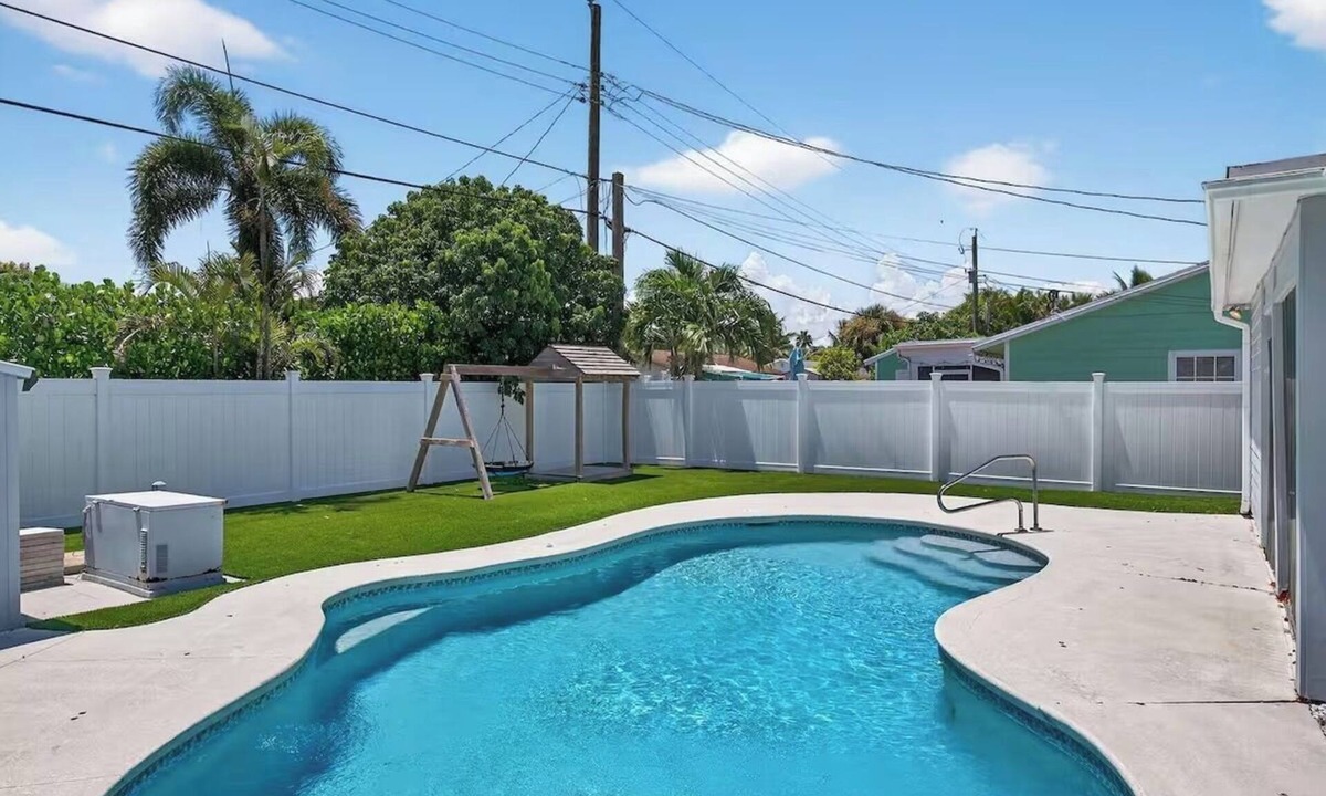 Eastview Manor House | Drops of Jupiter - Pool Home Sleeps 16