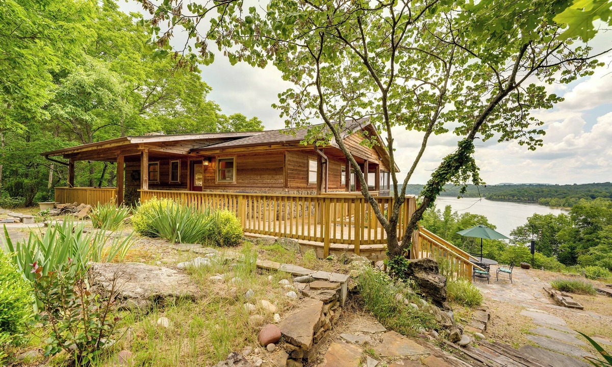 Eagle Rock Cottage | Eagle Rock Gem on Table Rock Lake w/Decks & Grill