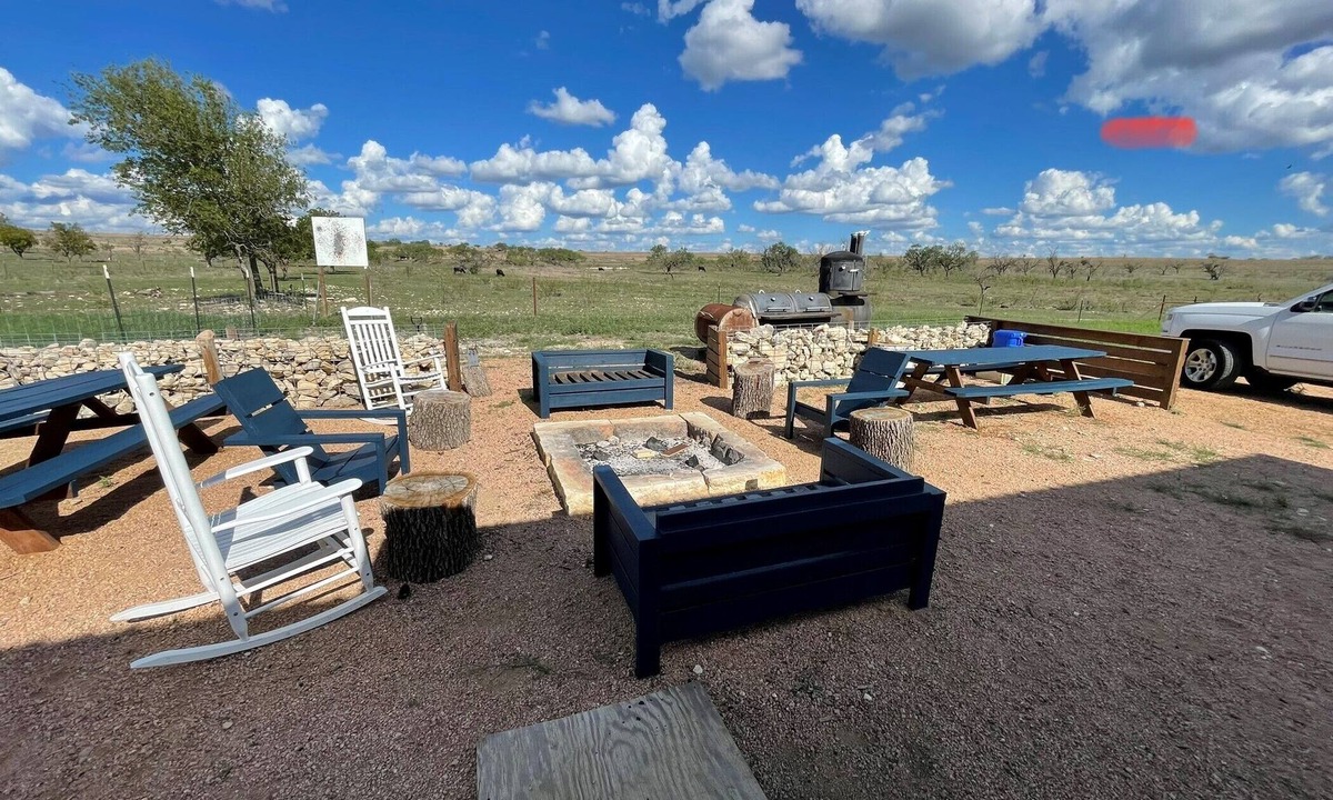 Izoro Cabin | Eclipse Path Center- True Texas Hunting Camp Lodge-pet friendly!