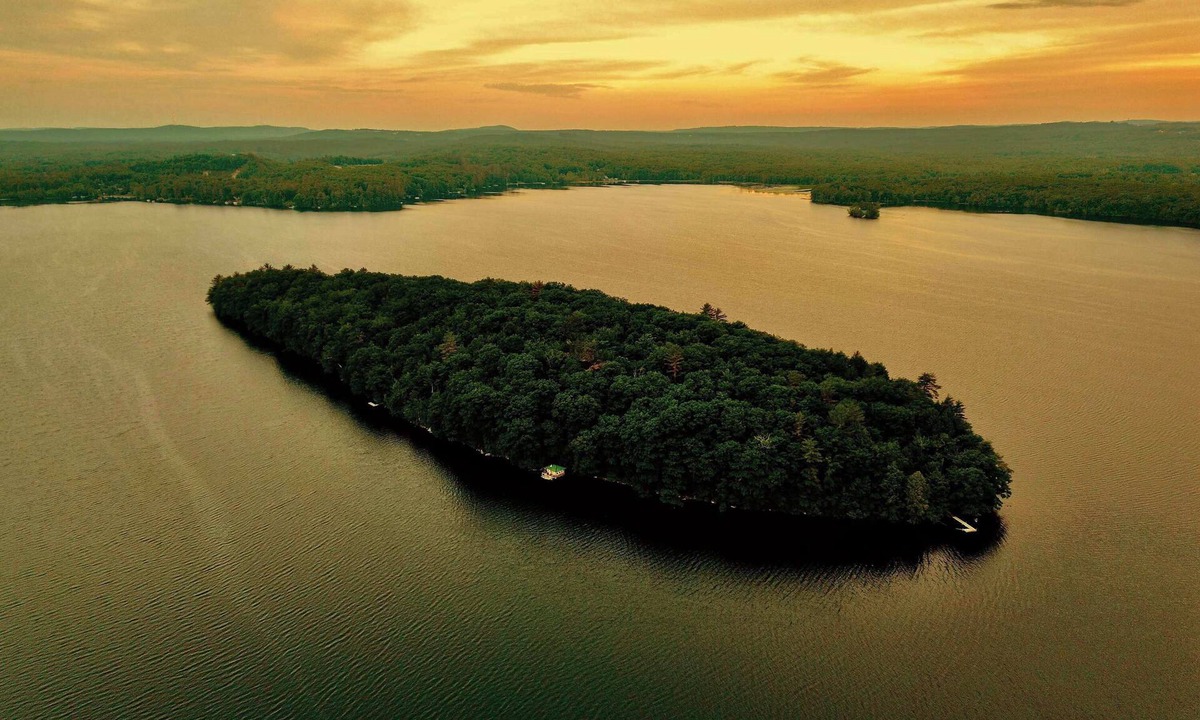 Monmouth House | Eco-Island Events: Weddings, Families, Retreats
