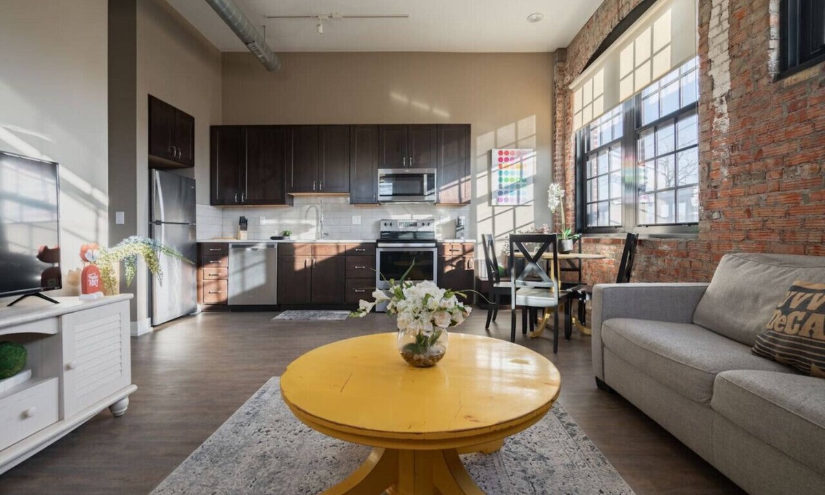 Italian Village Apartment | EJ Thomas Apt. - Short North w/Free Parking