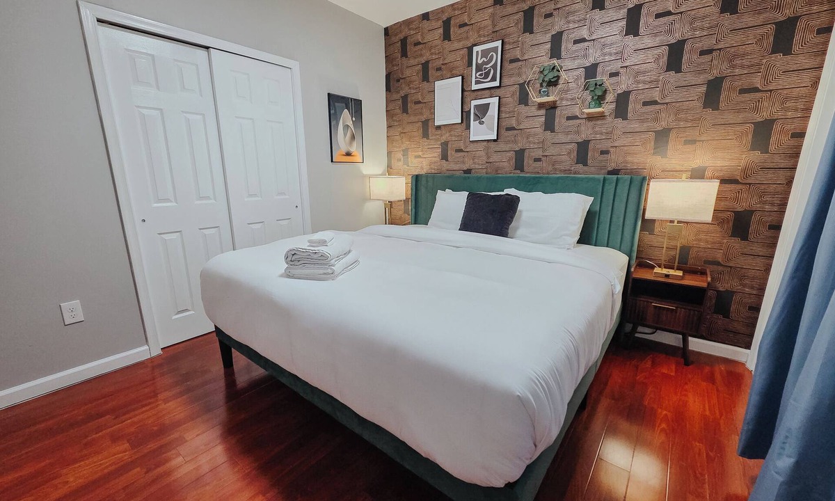 Chinatown Apartment | Element/King Bed/Elevator/Adjustable Desk