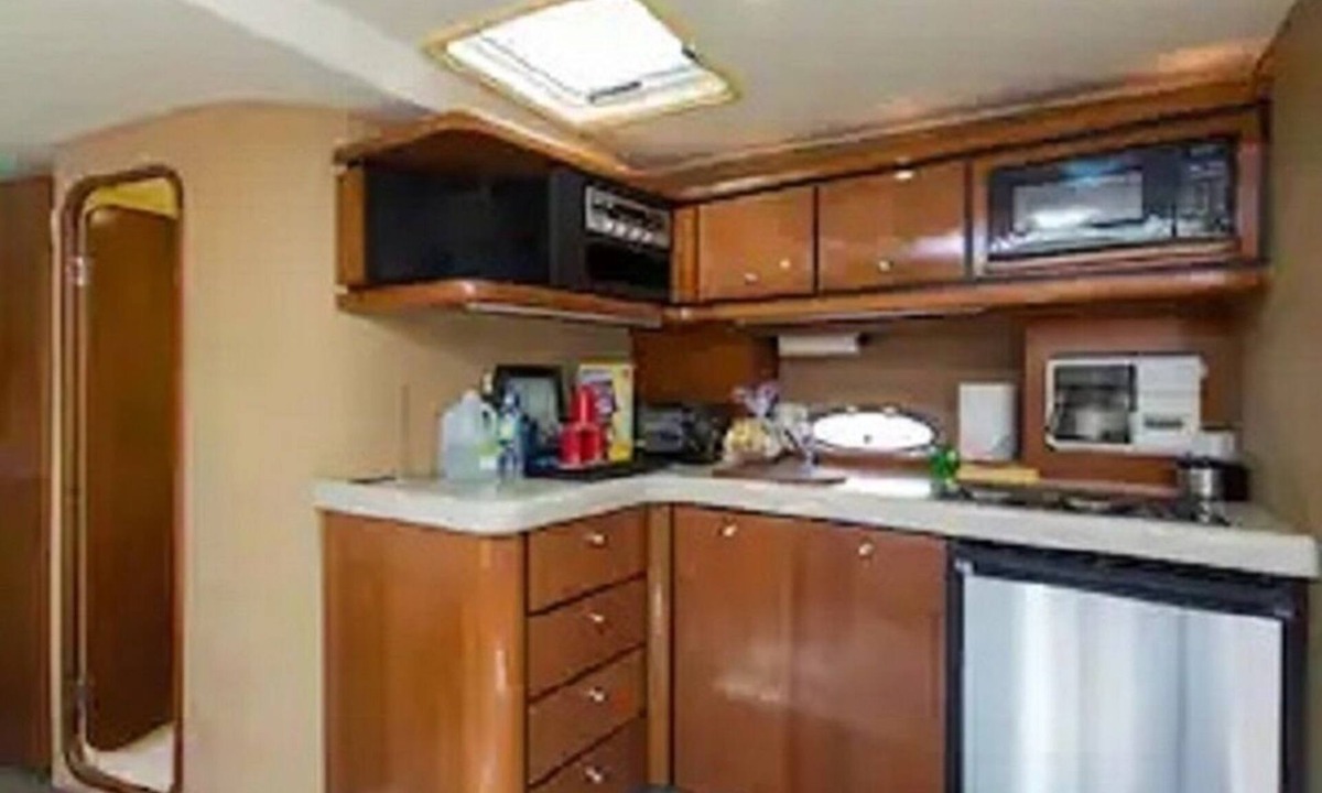 Sailboat Bend Boat Rental | Enjoy relaxing stay on beautiful air conditioned 40' yacht.