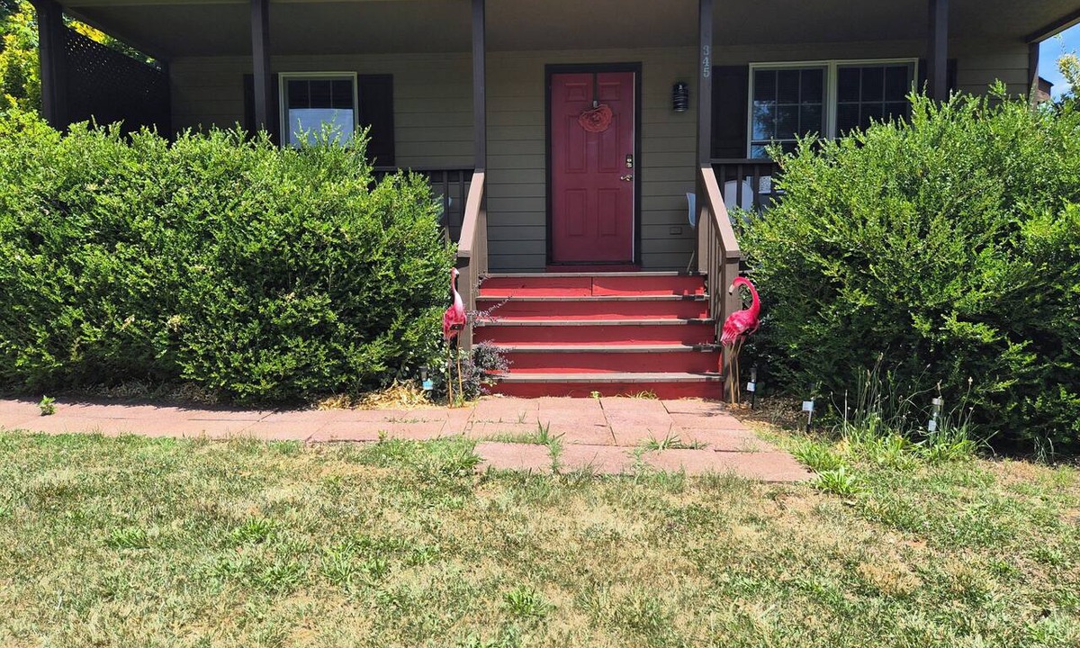 Afton Cottage | Enjoyable 2-bedroom cottage in Afton Virginia. 1.5 miles from the best winery!