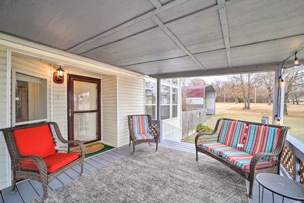 Eufaula House | Eufaula Escape w/Deck - Steps to Lake!
