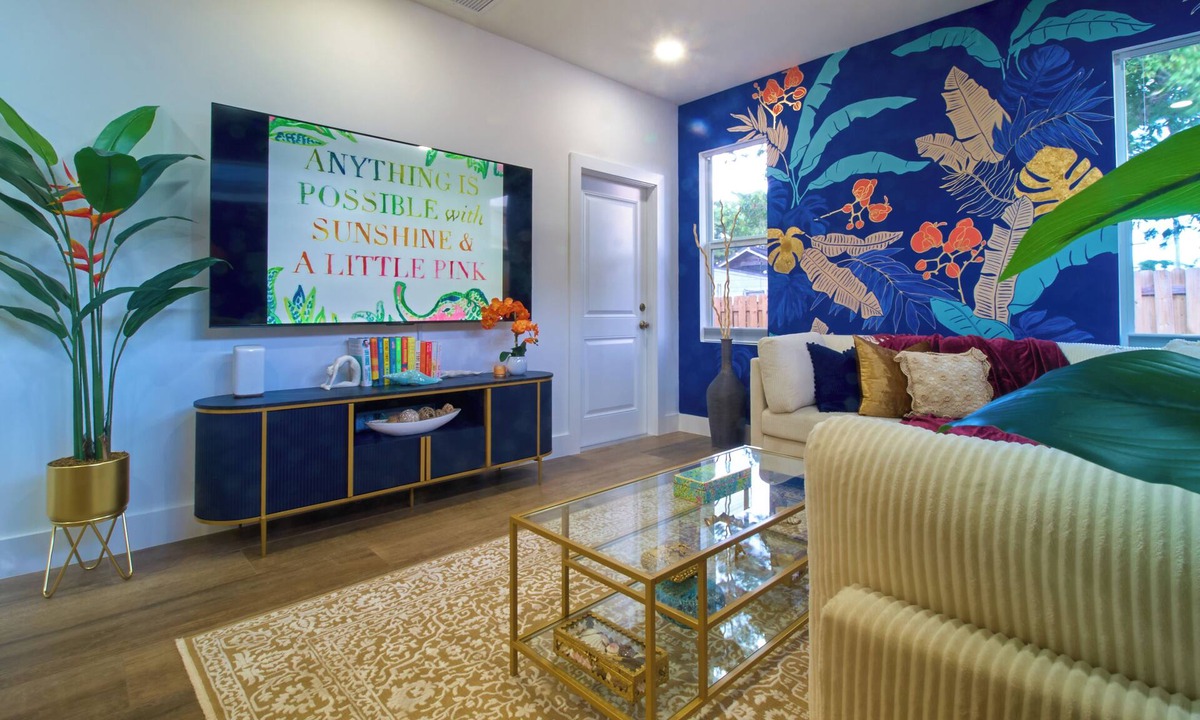 Hobe Sound House | EV Lilly Pulitzer Inspired 75in TV 1.5 ml Beach Pet Friendly Smart Home