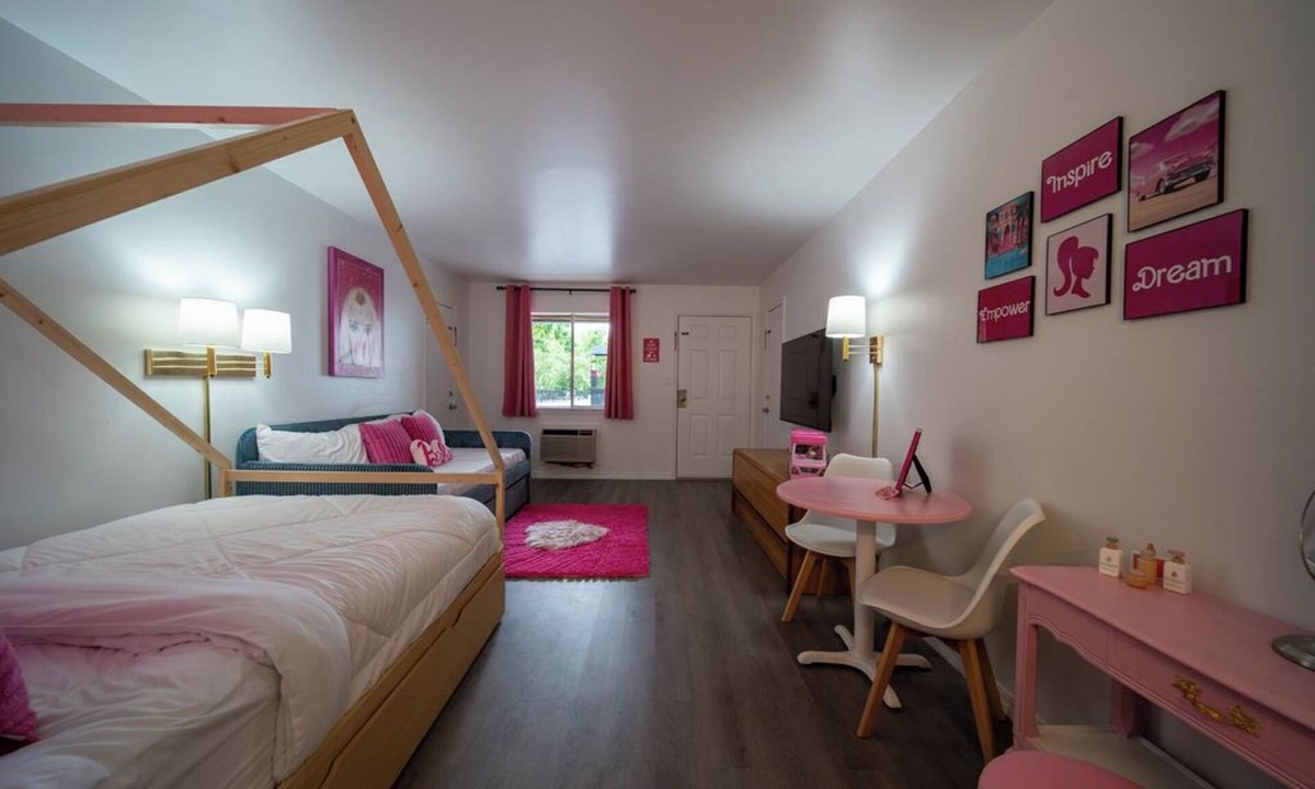 Eureka Springs Historic District Resort | Everything is better in PINK!