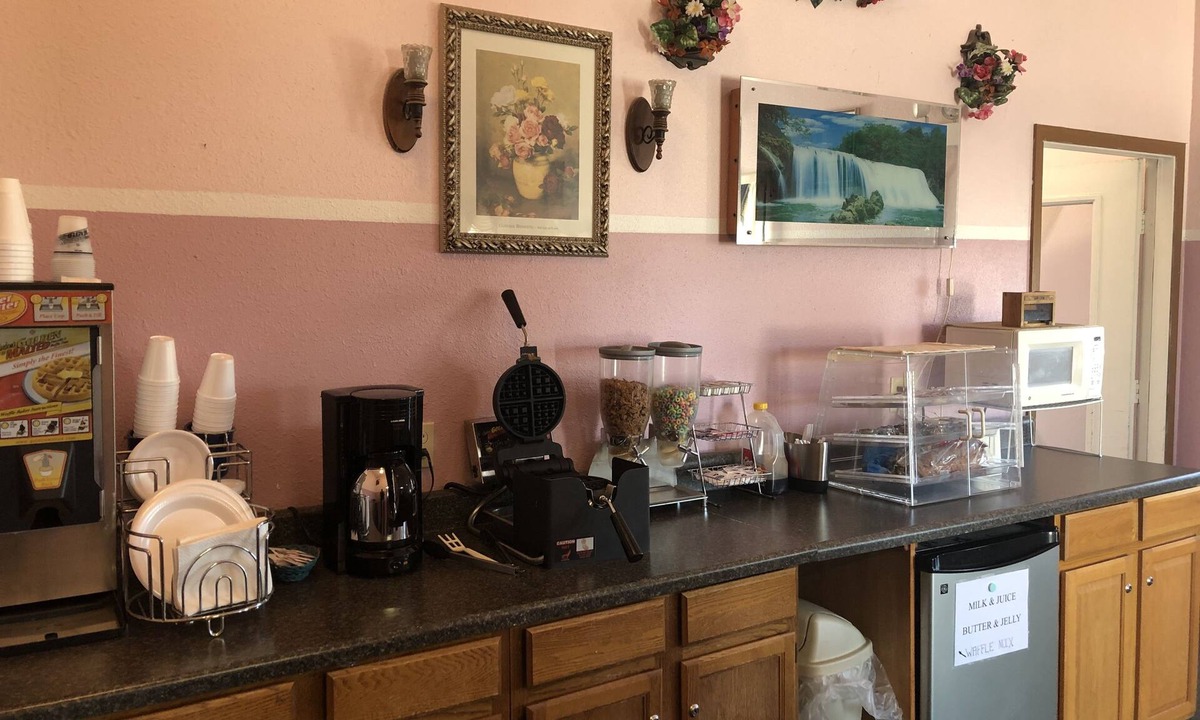McPherson Hotel | Executive Inn