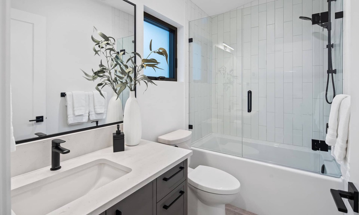 Colwood Apartment | Executive Olympic View Retreat