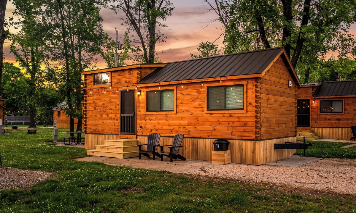 Branson Cabin | Experience the timeless charm of the Paradise Pinecrest Cabin, a delightful twist on the classic cabin style. Step inside and be greeted by the warm and rustic log cabin ambiance that will transport you to the heart of Branson, MO.