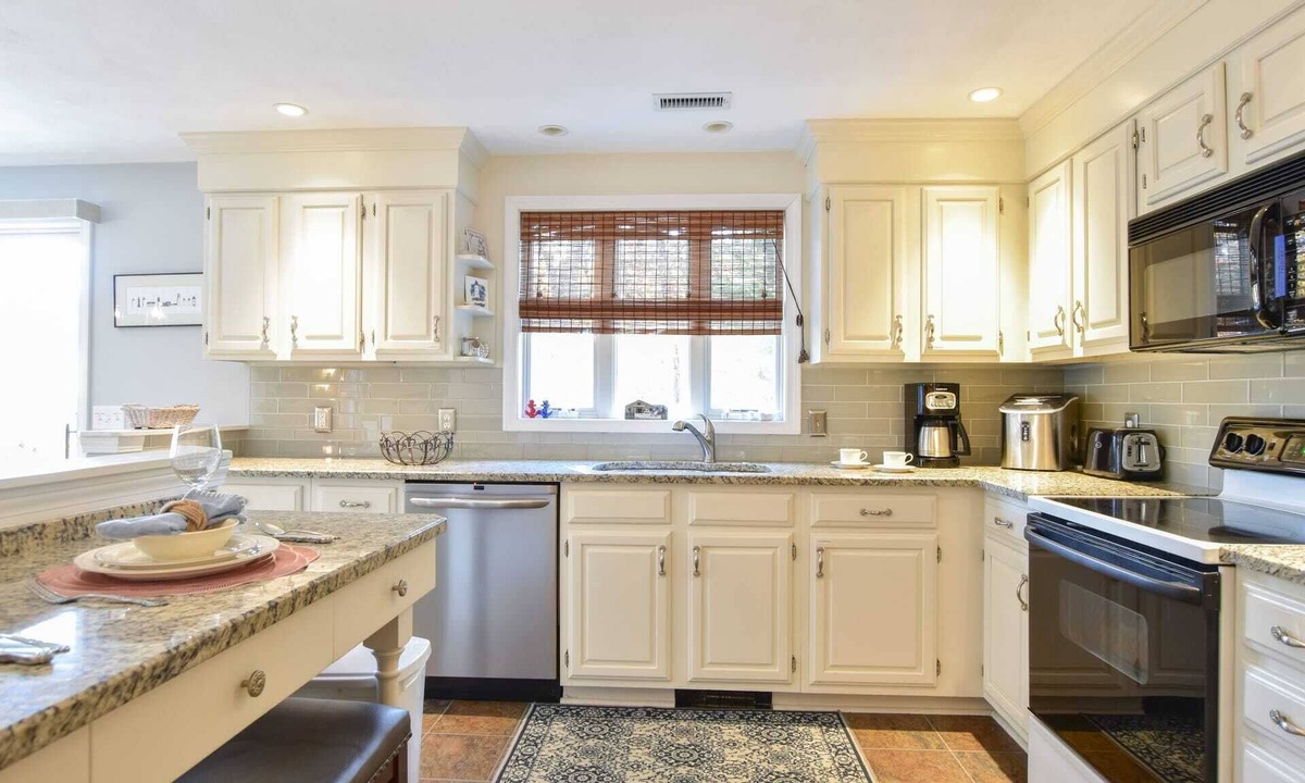 East Harwich House | Explore Downtown and Pleasant Bay!