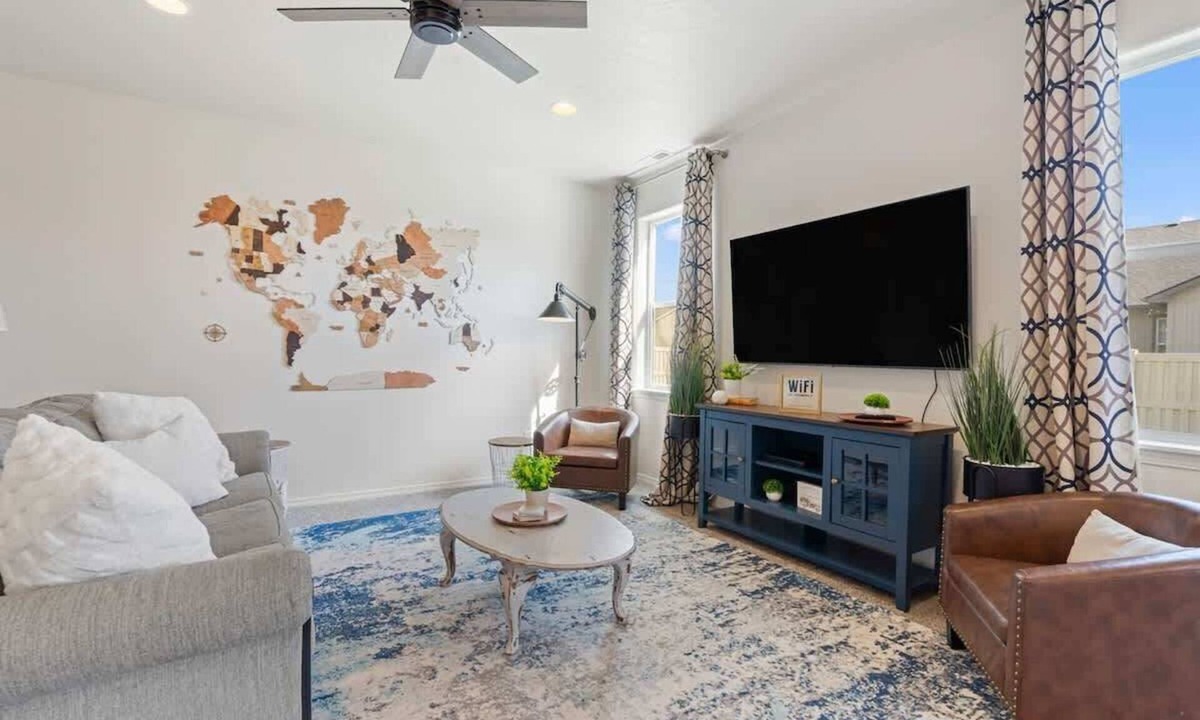 Caldwell House | Explorer’s House🔥Game Room + Firepit | Sleeps 10 | Family Friendly | Caldwell