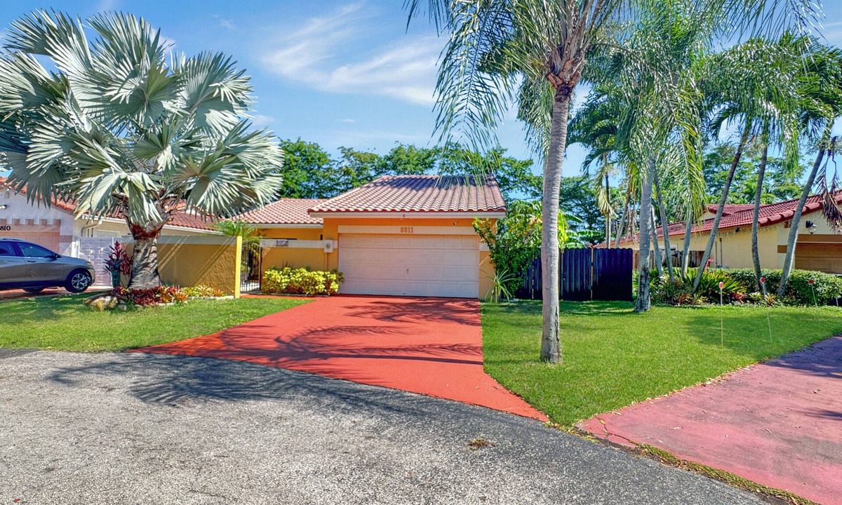 The Hammocks House | Fabulous 3-bedroom with in-ground pool located in the middle of EVERYTHING Miami