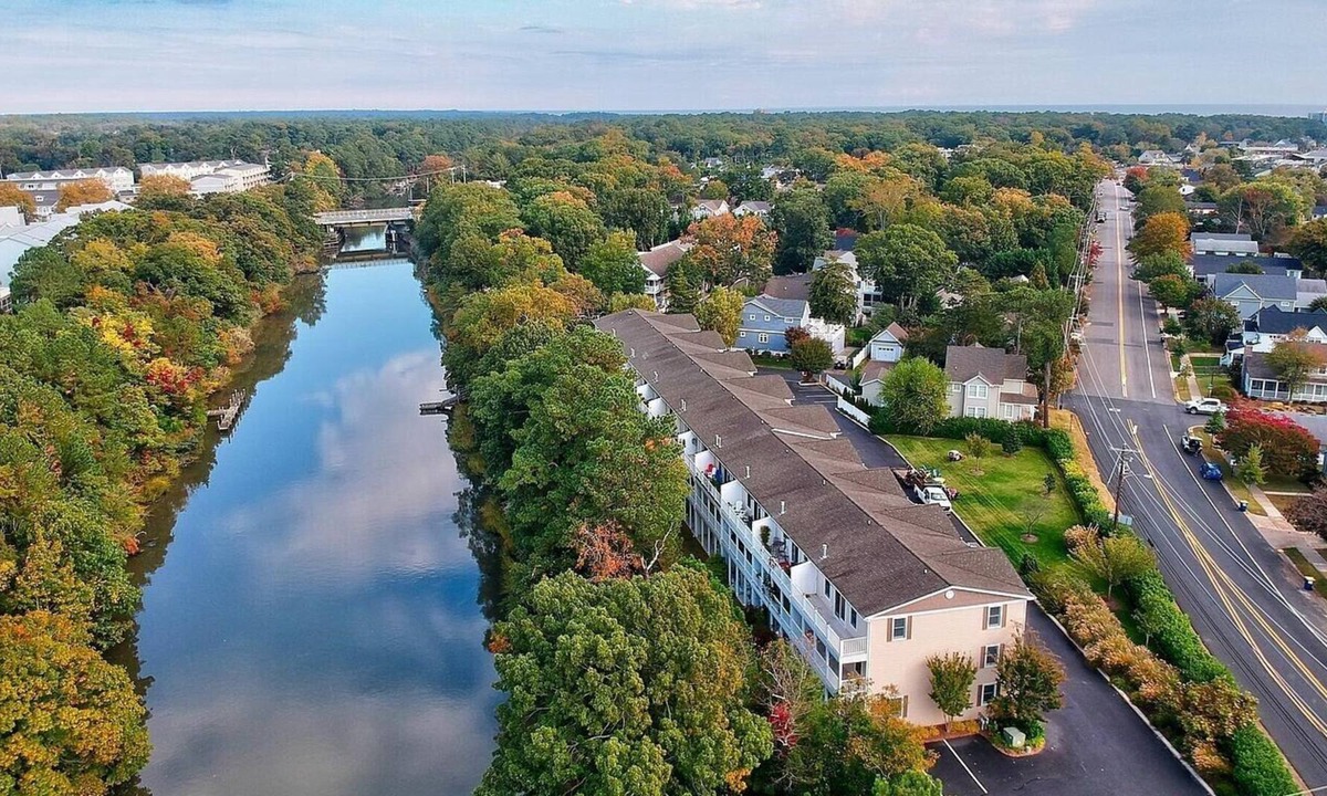 Country Club Estates House | Family friendly, east of route 1, and walkable to town & beach