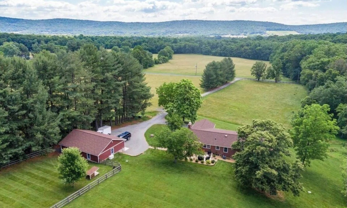 Millville House | Farm Retreat on 10 Acres with Pond and Barn Near Wineries & Harpers Ferry