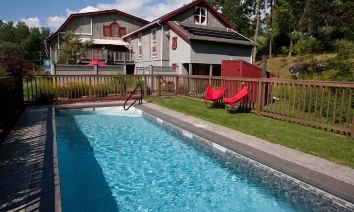 Pownal Apartment | FARM-TO-TABLE eating, good hot tub soak, S'mores around fire pit, seasonal POOL!