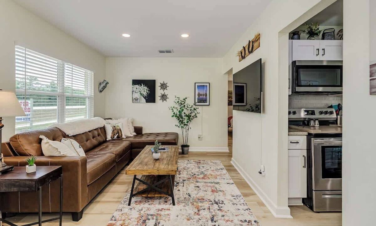 Lakeland House | Farmhouse Inspired Cottage w/Fully Fenced-in Yard