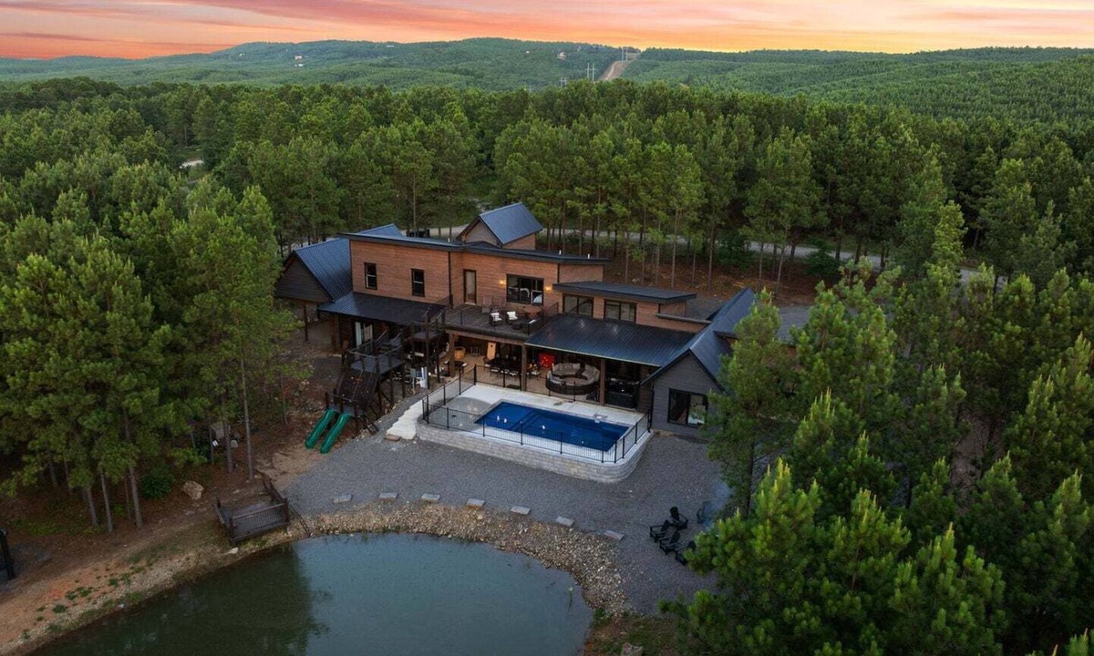 Pickens Cabin | Fenced Private Heated Pool, Big Game Area, Movie Theater, Fun Slide, Playground, Pond