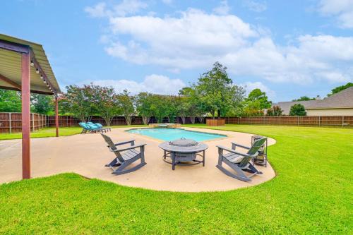 Denison House | Fire Pit + Sauna: Spacious Lake Texoma Retreat!