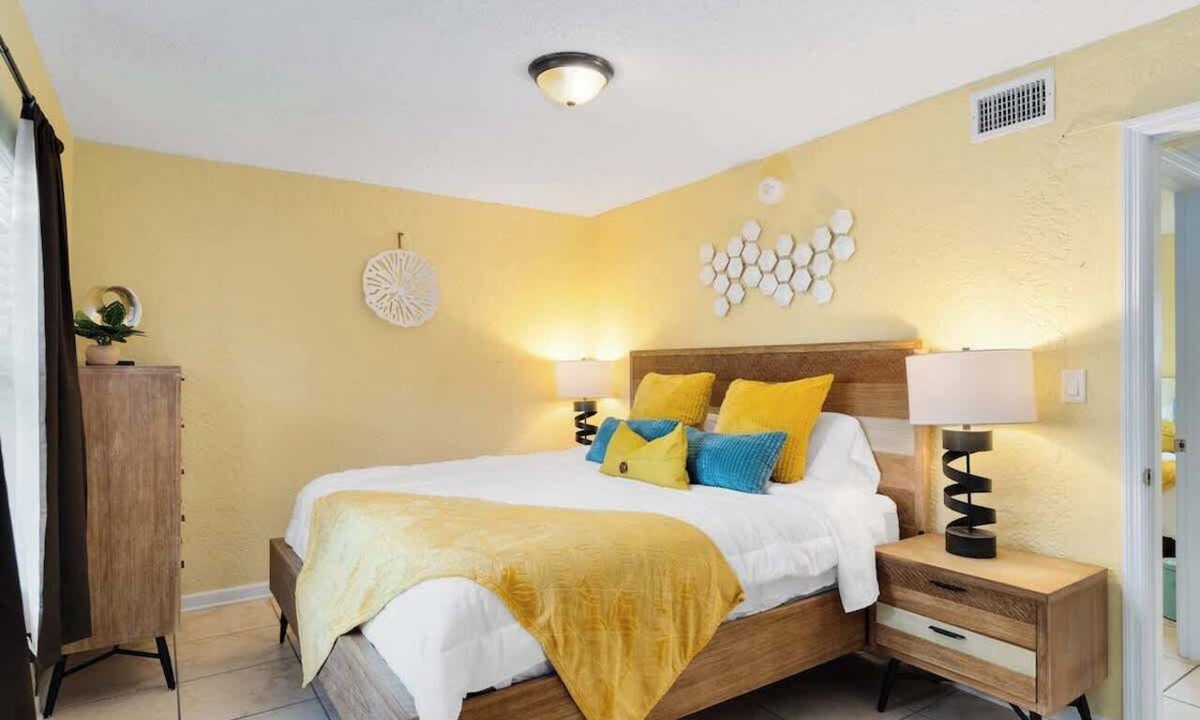 Indian Harbour Beach Apartment | FREE LCO @ 6 p.m. in July - Pool, gym, games!