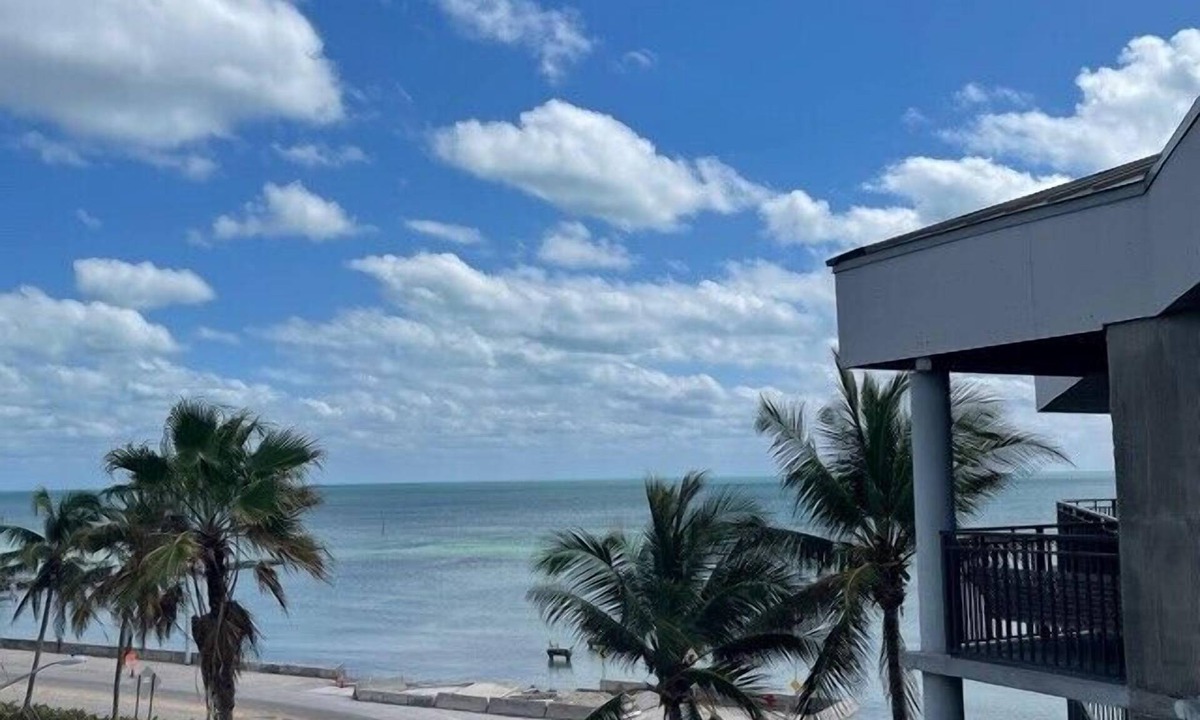 Key West Condo | Frost Free at 1800 Atlantic overlooking Smathers Beach top and the sunrise