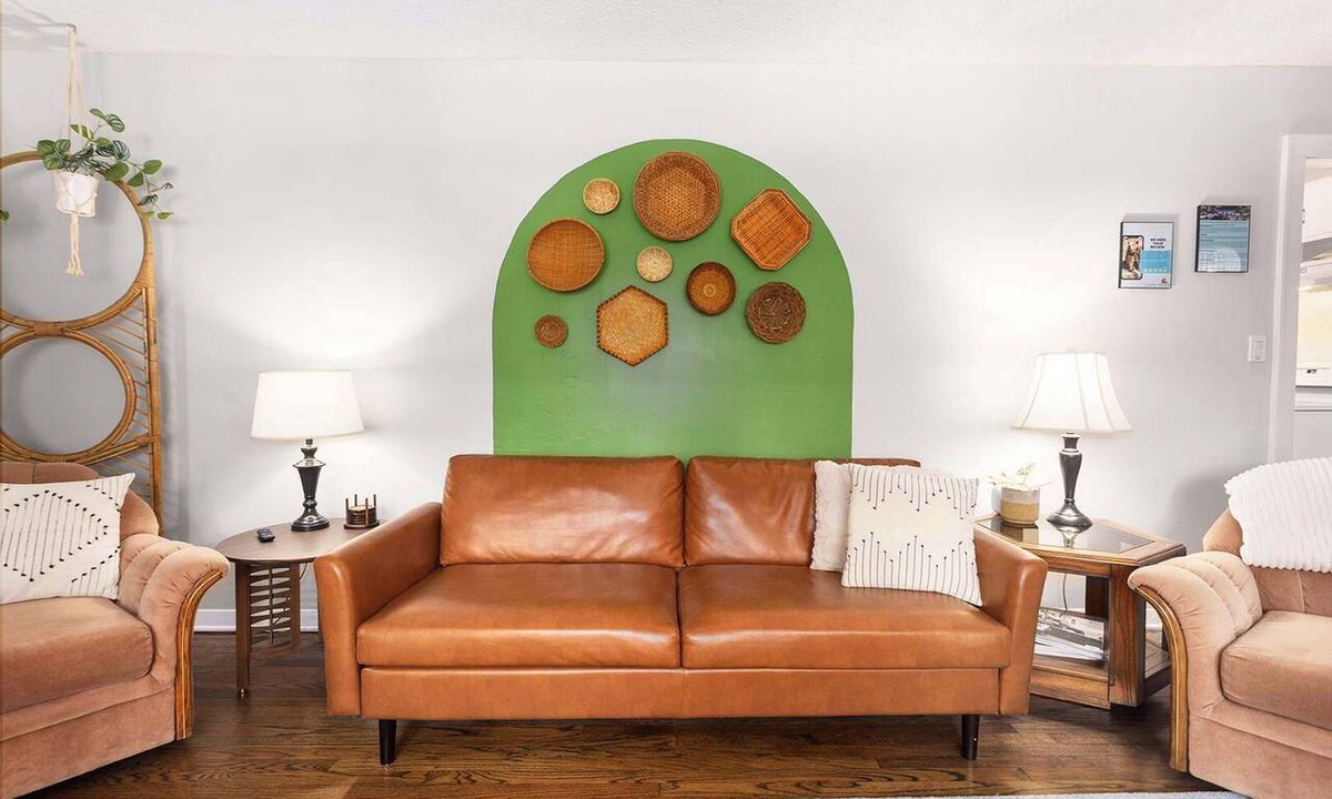 Lee's Summit House | Fun & Convenient Sleeps 10! Putting green and BBQ Grill.
