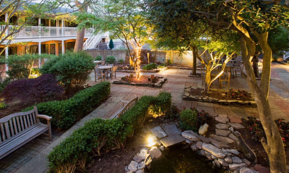South Rehoboth Hotel | Garden-View King Room | Spacious Sitting Area