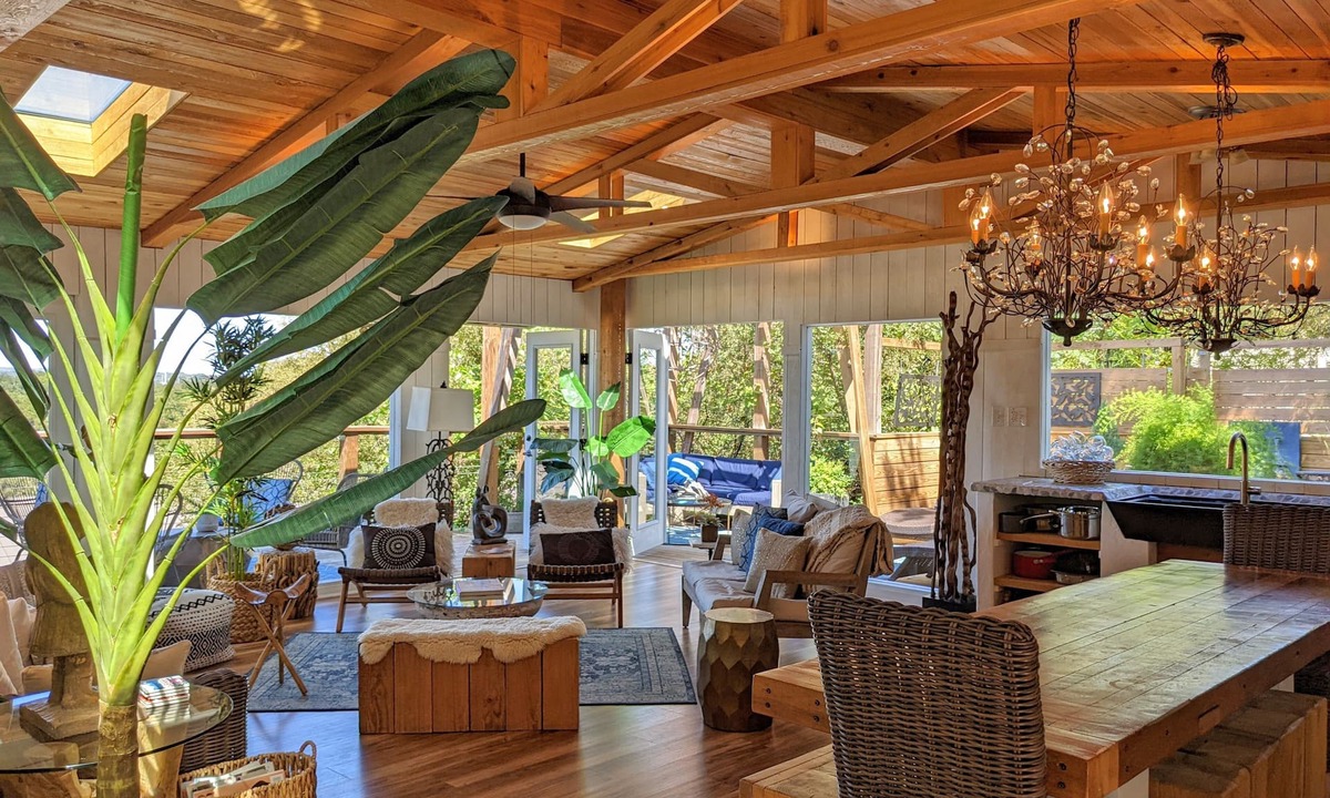Barton Hills House | Glass Treehouse BARTON SPRINGS POOL-PARKSIDE PENTHOUSE w/VIEWS-Costa Rican vibe