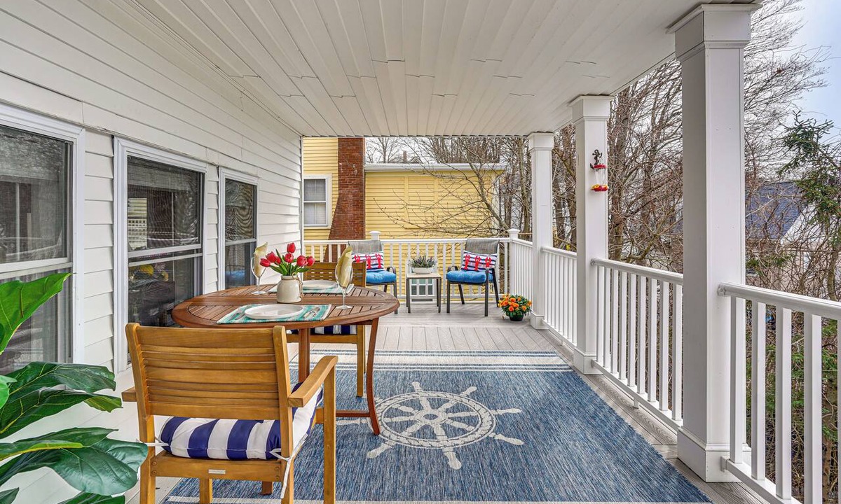 Gloucester Apartment | Gloucester Large 2-Room Studio, Full Kitchen, Deck