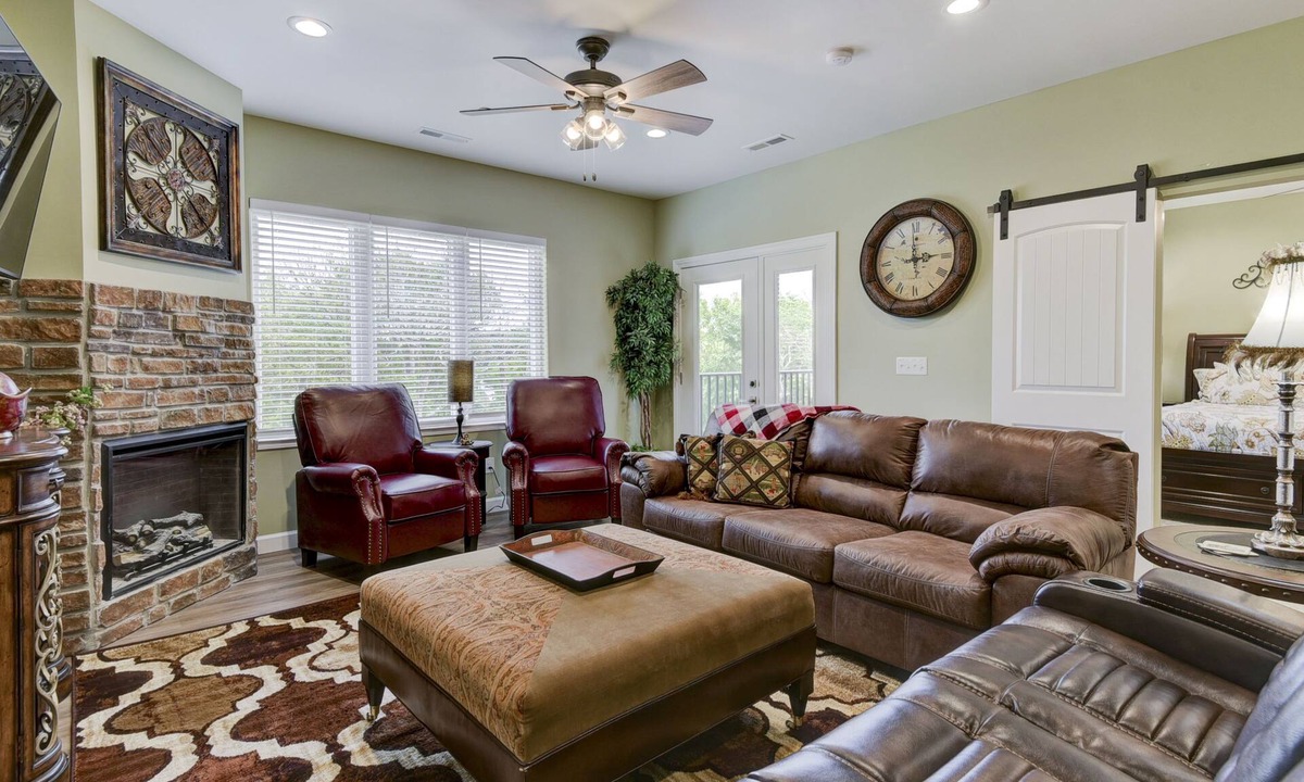Branson Condo | GORGEOUS 3-BEDROOM LUXURY CONDO/HEART OF BRANSON/INDOOR POOL/SPACIOUS/NO-STEPS!