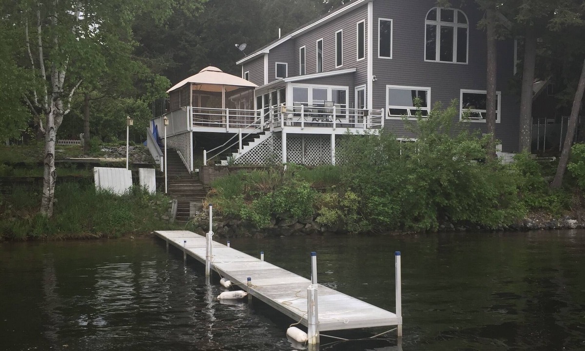 Oxford House | Gorgeous lakefront property, on a half acre with 150ft of waterfront!