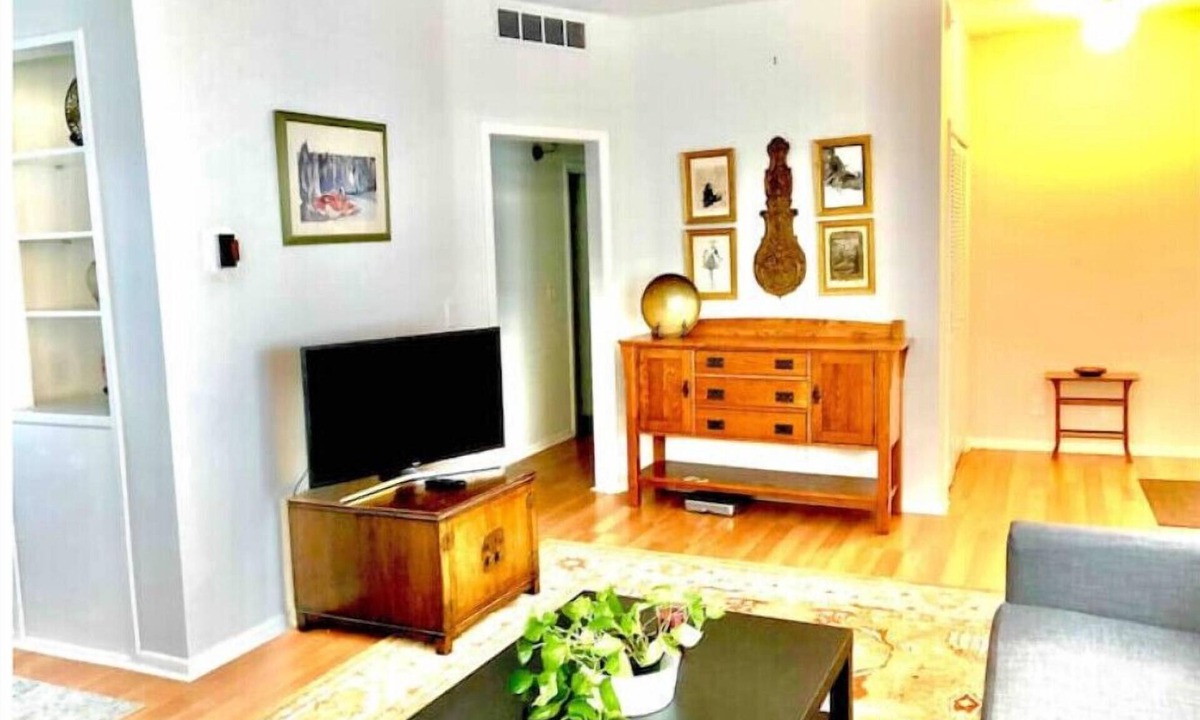 Keewaydin House | Gorgeous, two bedroom apartment