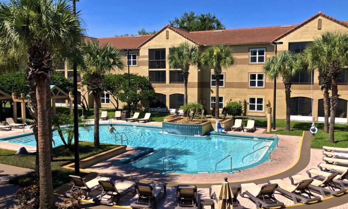 Florida Central Atlantic Coast Apartment | Great find! Comfy Apartment near Disney, 4 pools, Shuttle to the Parks, Parking