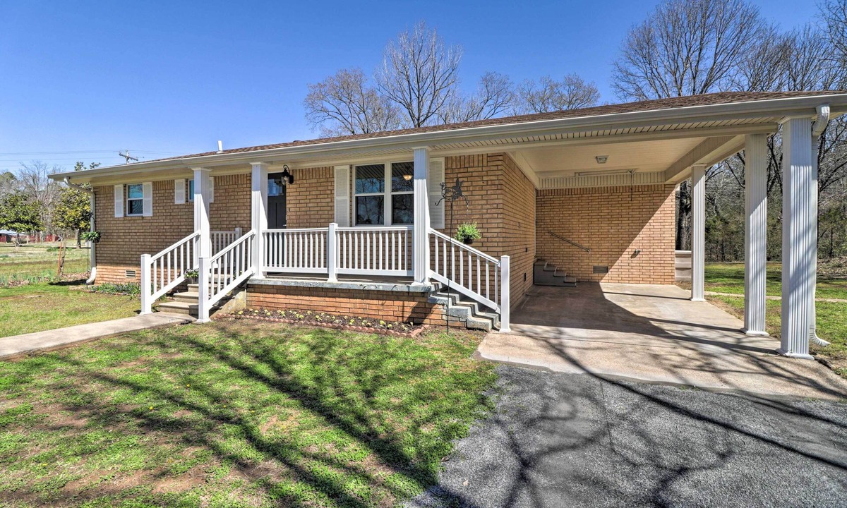 Higden House | Greers Ferry Home w/Yard, < 1 Mi to Marina!