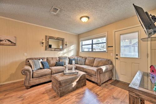 Broken Bow House | 'Hidden Oaks' Broken Bow Vacation Rental, Pets OK!