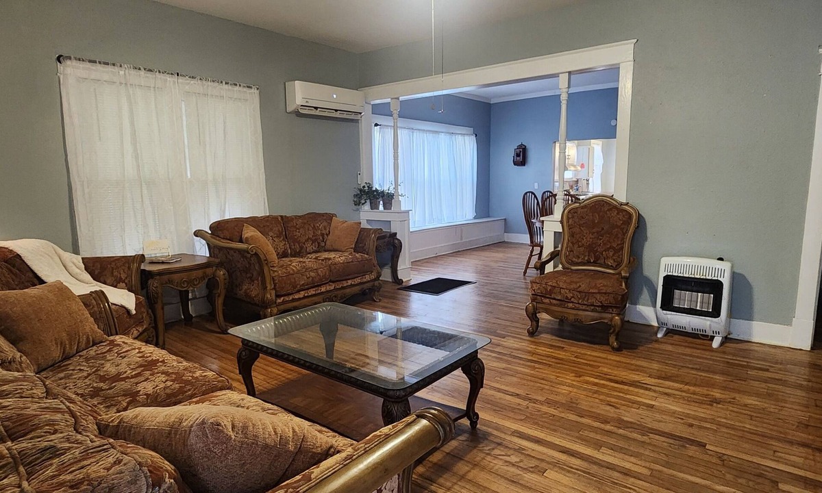Clarksville House | Historic Downtown Craftsman, 3br/2ba with a yard