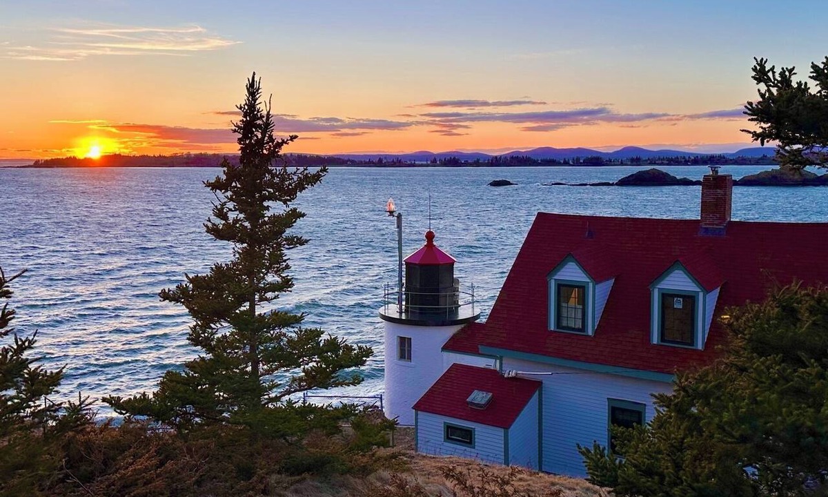 Vinalhaven House | Historic Lighthouse Escape in Maine | Panoramic Ocean Views