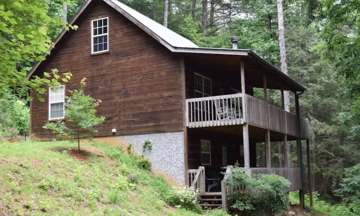 Blairsville Cabin | Holmes Cabin close to Helton Creek Falls and Blood Mountain