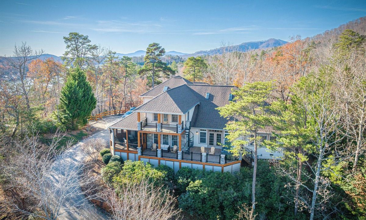 Lake Lure House | Hot Tub + 4 King Suites | Luxury Rumbling Bald Retreat