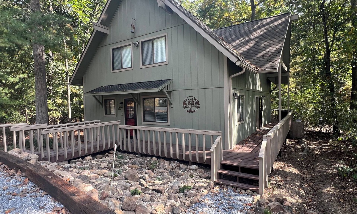 Massanutten Ski Chalet | Hot Tub, Firepit, sleeps up to 12, Linens included! 3 king bedrooms plus loft