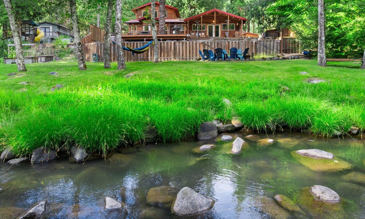 Marmot House | Howard's Hideaway Riverfront Pet Friendly Cabin