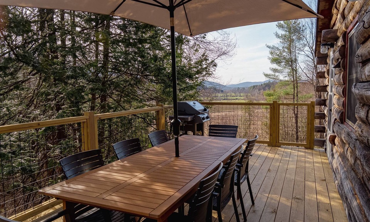 Eastern Vermont Cabin | Hydeaway Cabin - Rustic Log Cabin w/Modern Updates - Steps from LV Rail Trail