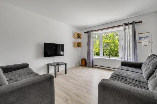 Saint-Brigitte-de-Laval Ski Chalet | Initial Yellow Lac-Beauport
