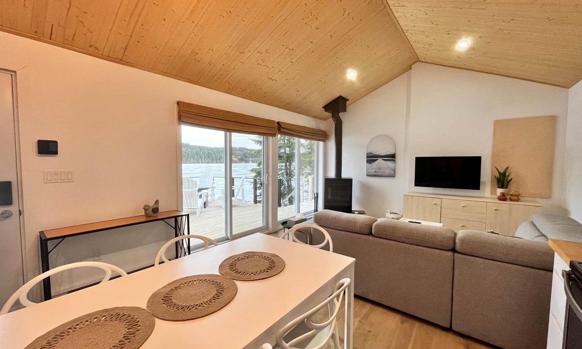 St-Aubert Ski Chalet | Intimate mini chalet. Lakeside.