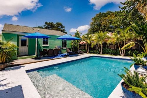 Sunshine Park House | Key Lime Cottage - Bask Poolside in a Historic Flamingo Park Gem