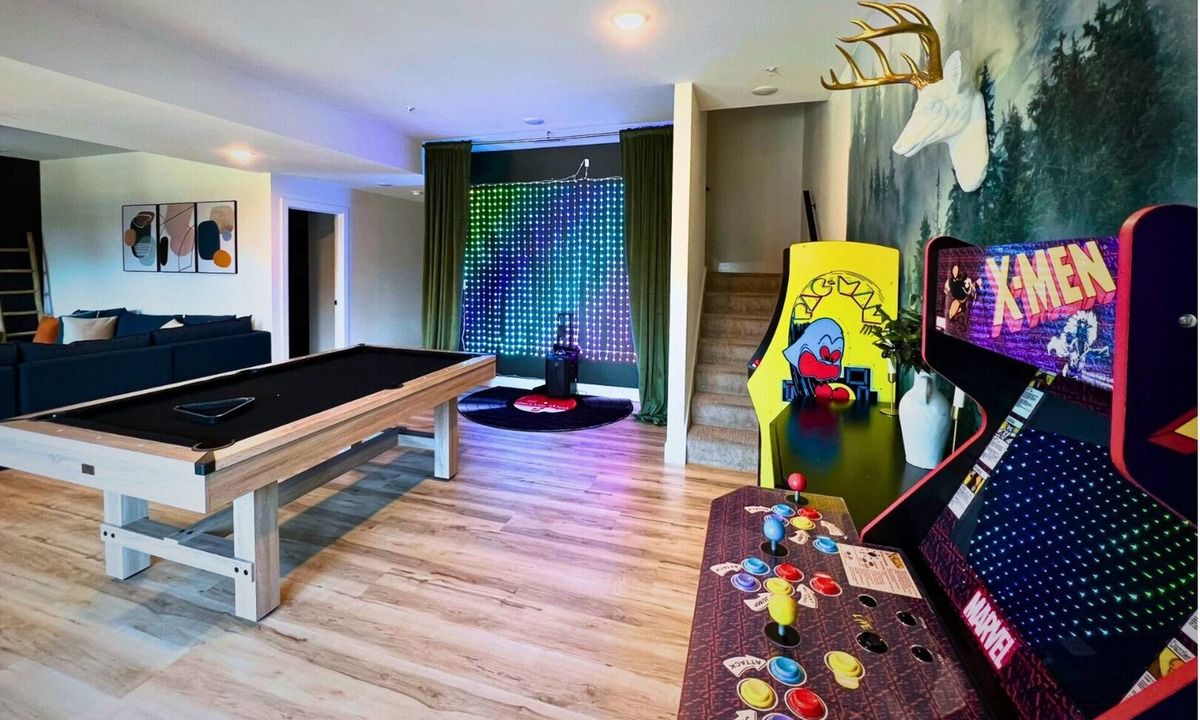 Hollister House | Lake Views Hot Tub Arcade Karaoke Retreat