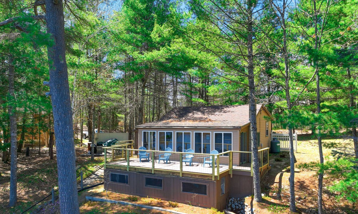West Newfield Cottage | Lakefront cottage with dock, two kayaks & deck - dog-friendly