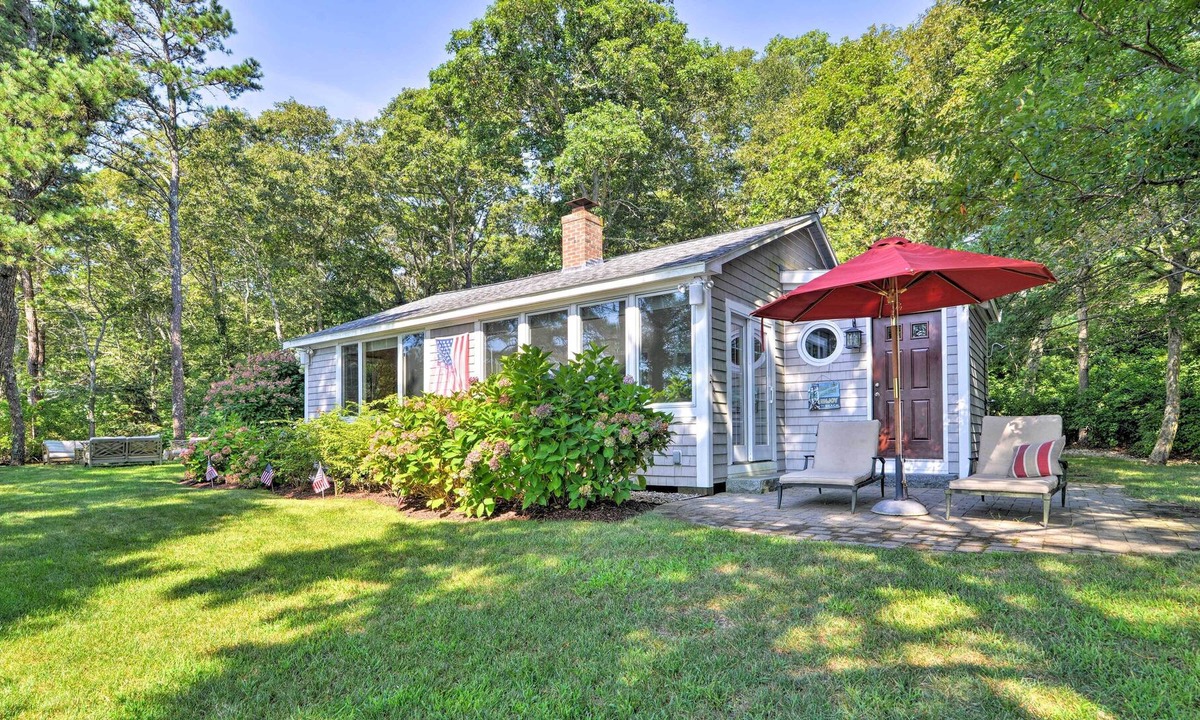 Mashpee House | Lakefront Mashpee Home w/ Kayak & Outdoor Kitchen!